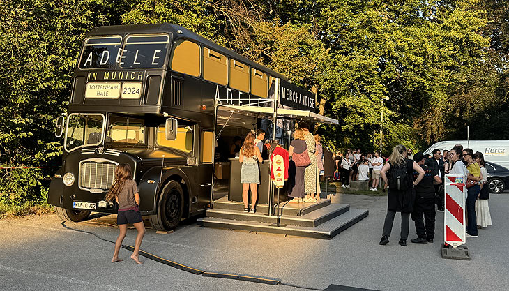  Adele Pop-Up Merch Bus noch bis 03.08.2024 auf dem Parkplatz hinter dem Haus der Kunst (&copy;Foto: Martin Schmitz)